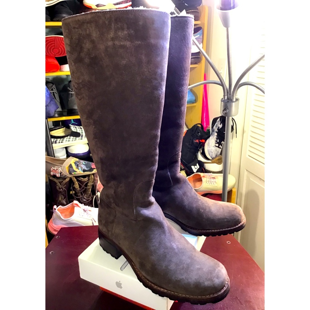 UGG Australia Broome 5518 Suede Boots.